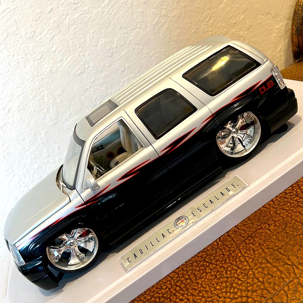 Maisto Cadillac Escalade Silver/Blk DUB Custom Special 1:18 Scale Mounted Model!